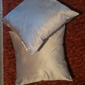 Grey throw pillows (2l